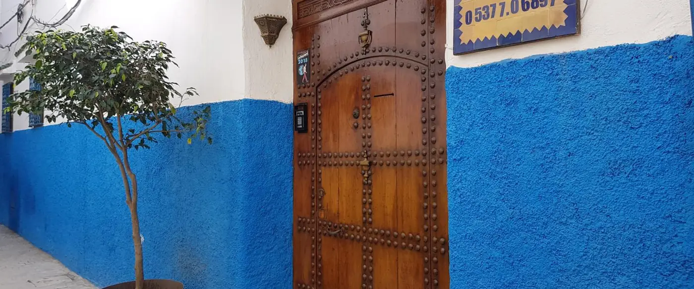 La porte du n° 4 et sa plaque jaune et bleue