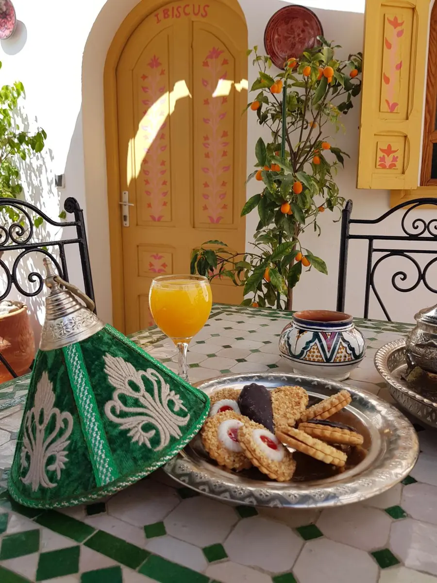 Le petit-déjeuner devant la porte peinte de la chambre Ibiscus