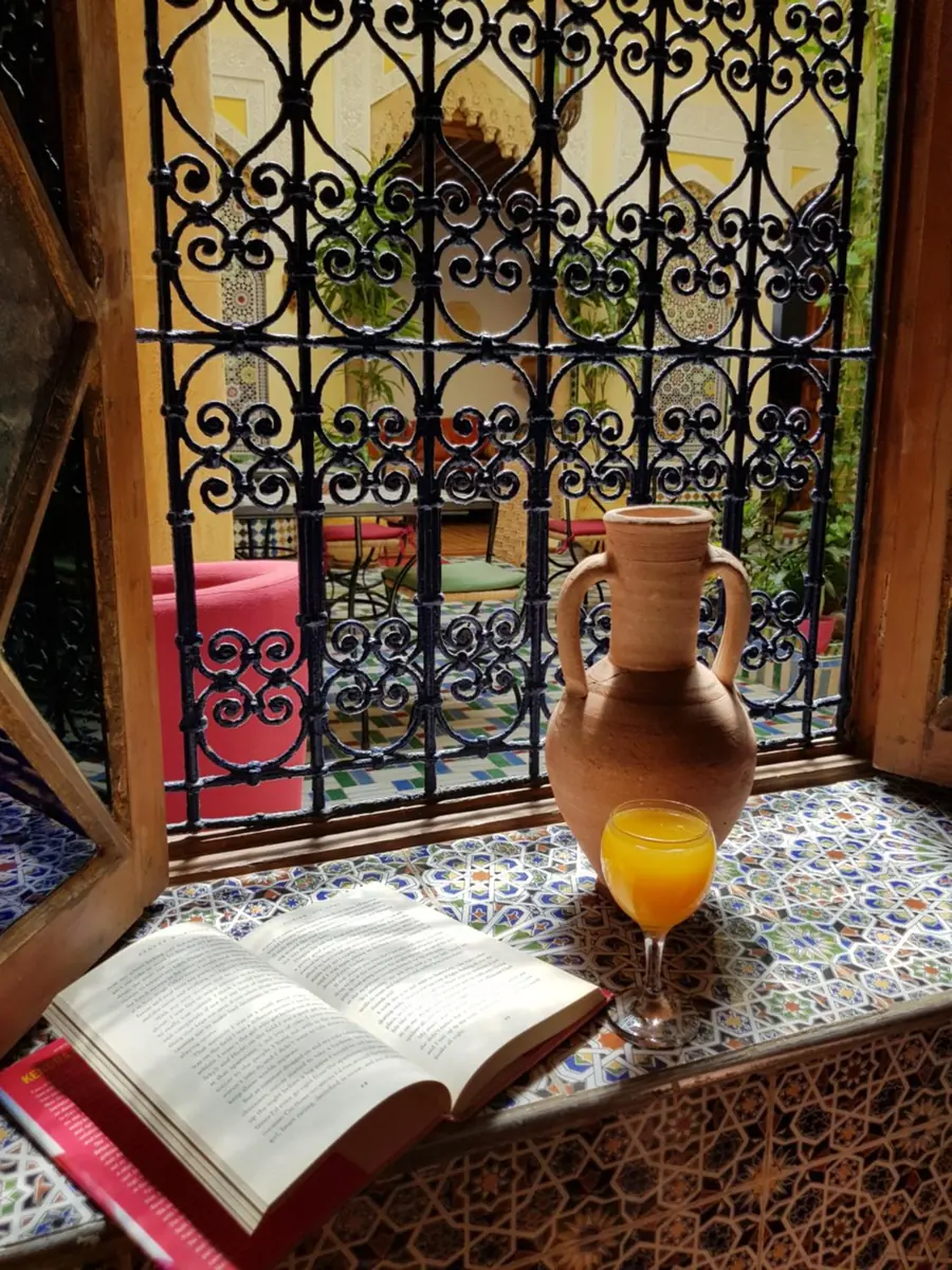 Une fenêtre en fer forgé qui donne sur le patio