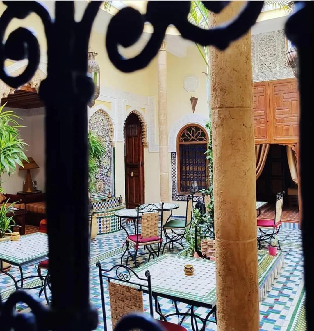 Le patio vu à travers le fer forgé