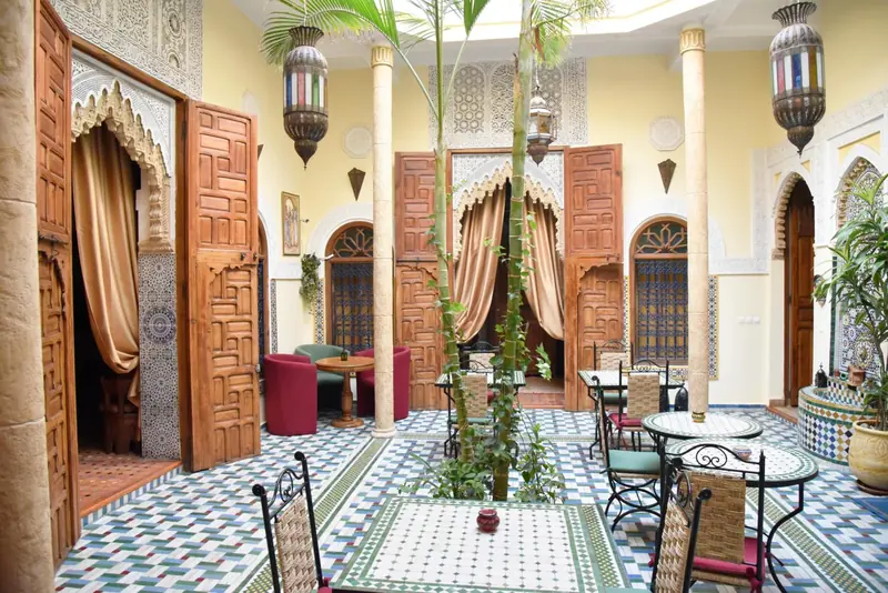 Le patio, ses portes de bois et ses lanternes