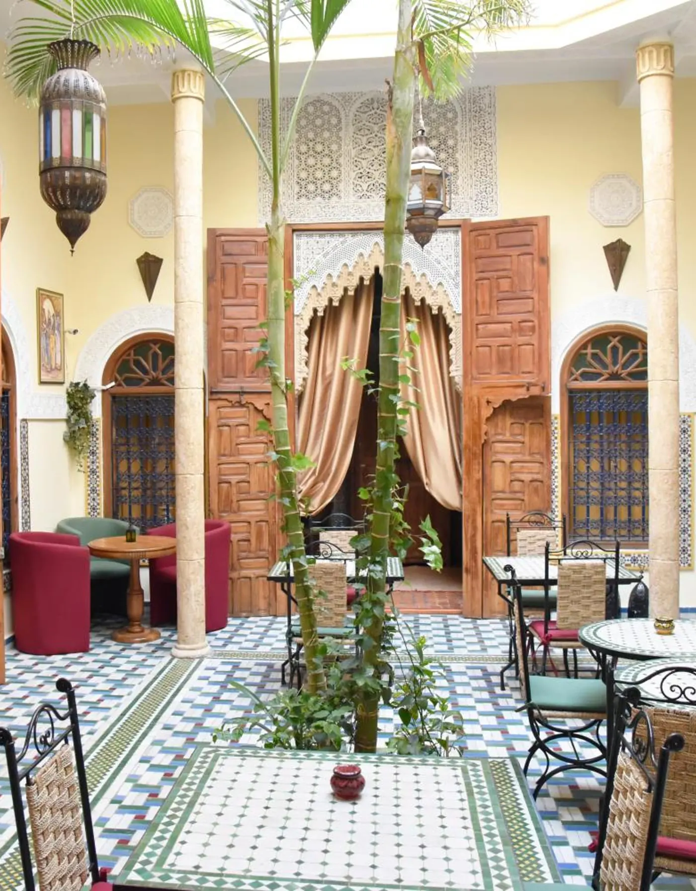 Le patio, ses portes de bois et ses lanternes