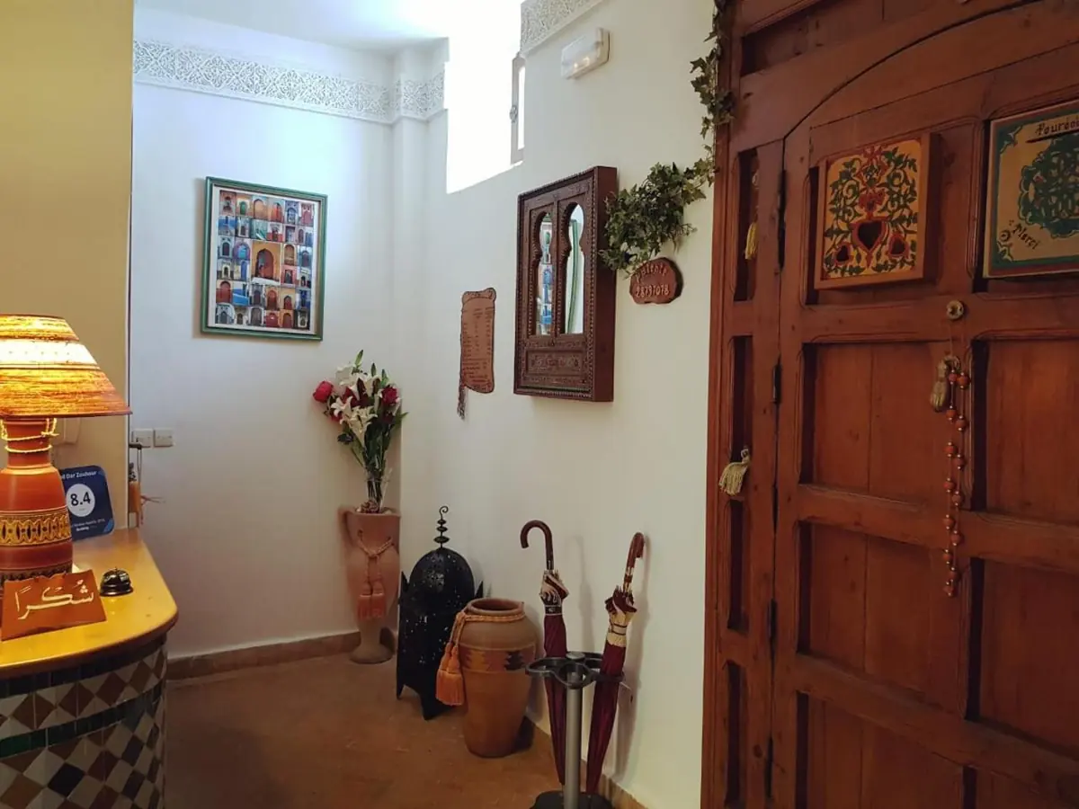 Une porte de bois dans la galerie