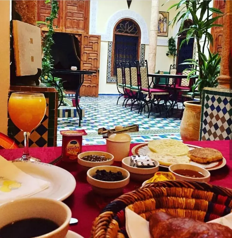 Le petit-déjeuner servi dans le patio