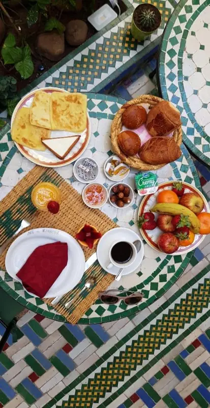 Le petit-déjeuner sur une table en zellige