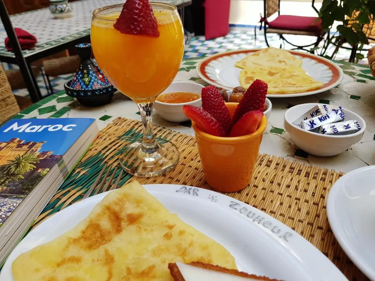 Msemen, jus d’orange et fruits