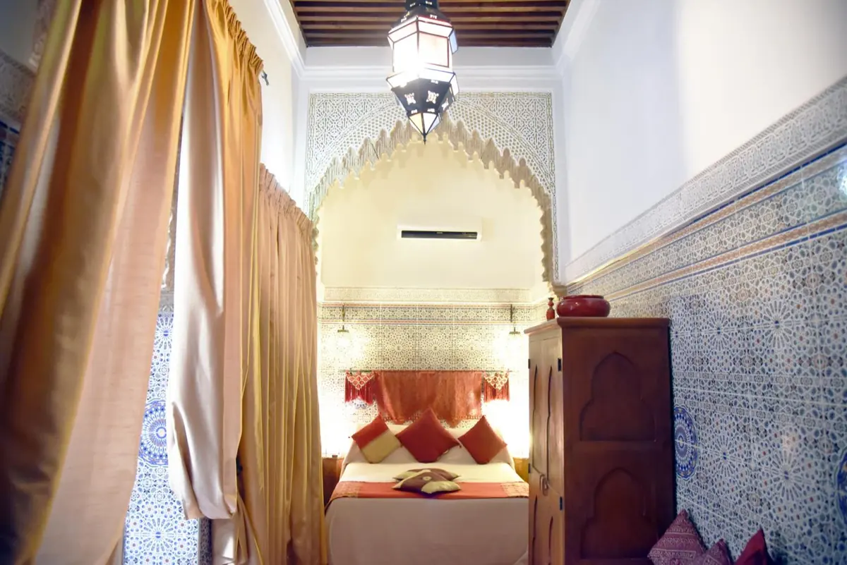 Une suite junior et son arc de plâtre