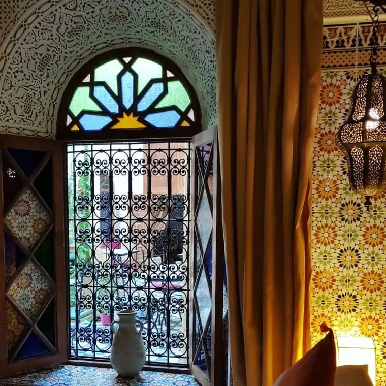 Une fenêtre aux vitraux de la maison