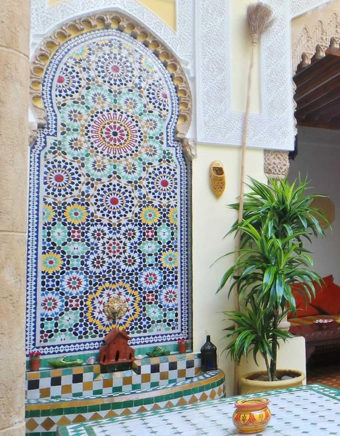 La fontaine murale en zellige du patio