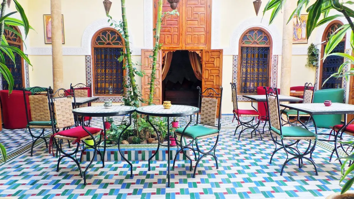 Les tables du petit-déjeuner dans le patio