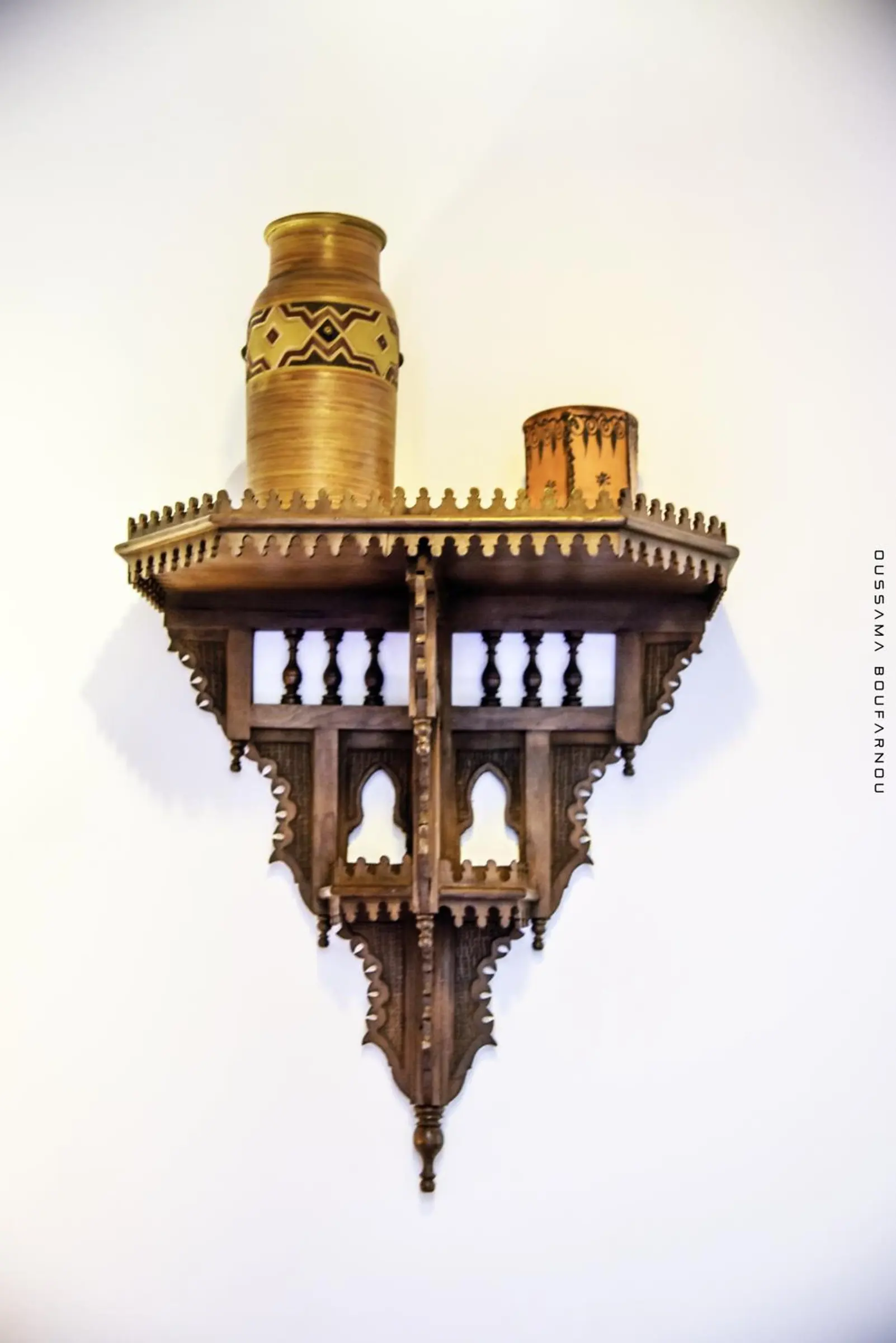Une étagère en bois sculpté