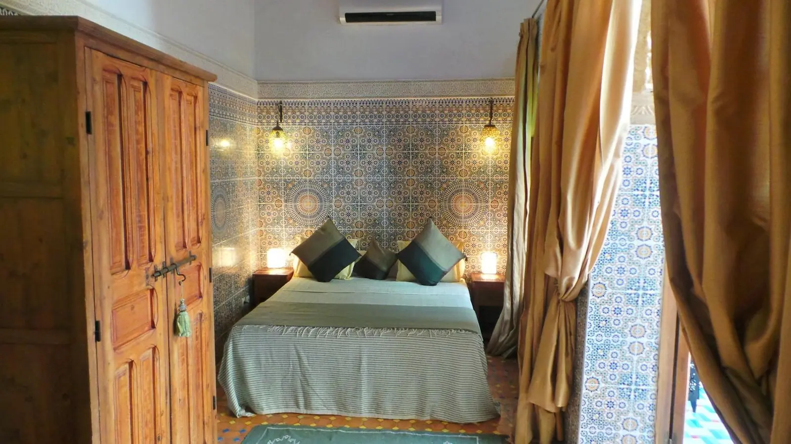 Une chambre sous un mur de zellige