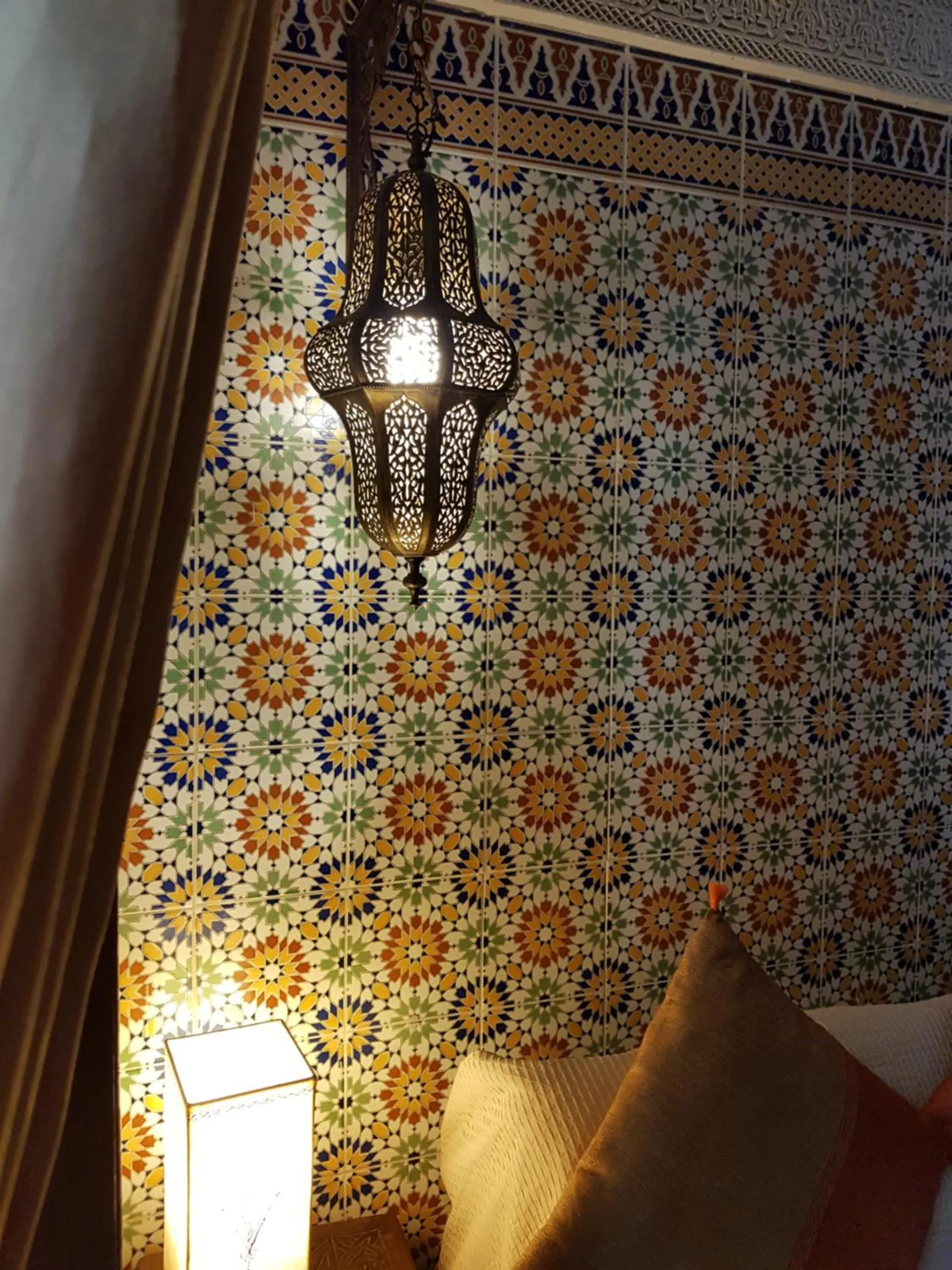 Un mur de zellige et sa lanterne