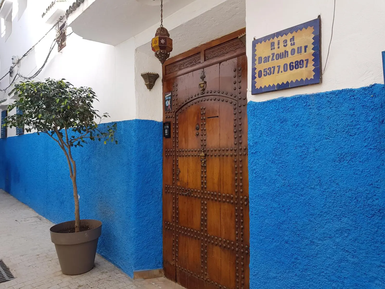 La porte du n° 4 et sa plaque jaune et bleue